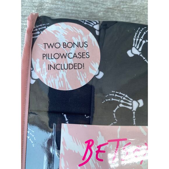 Betsey Johnson Queen Sheet Set Skeleton Heart Hands Black - Picture 4 of 4